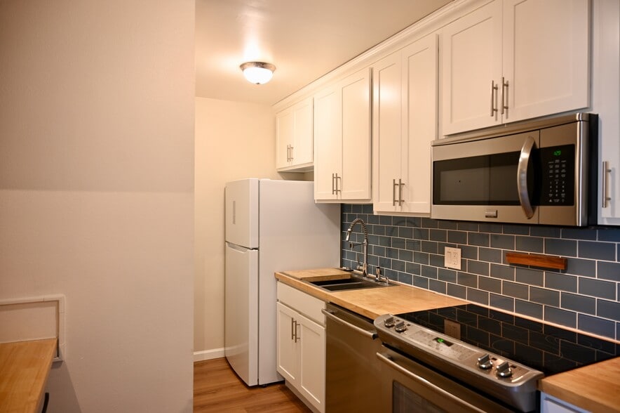 Building Photo - 675 S University Blvd