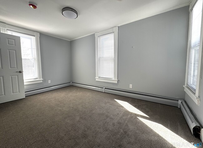 Building Photo - 10 Bayview Ave