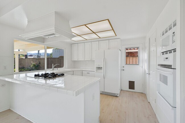 Building Photo - Beautiful Westlake First Neighborhood Family Home w/ Large Backyard with Panoramic Mtn Views