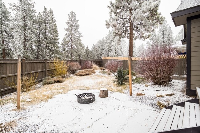 Building Photo - Single-Level 3 Bed, 2 Bath Home with Fully Fenced Backyard