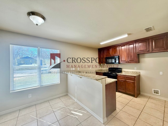 Building Photo - 825 W 25th St