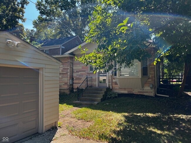 Building Photo - 1402 Kessler Blvd E Dr