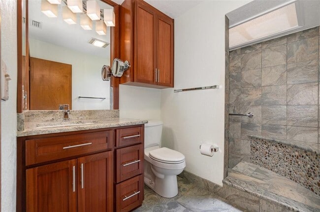Building Photo - 2020 Venetian Way
