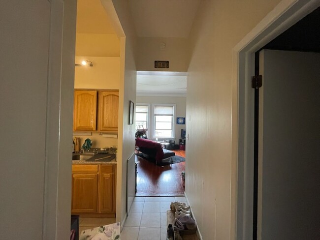 Building Photo - Spacious Studio Apartment Available in Jun...