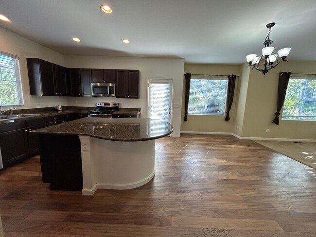 Building Photo - Beautiful 5-bedroom House in the Saddle Rock Area