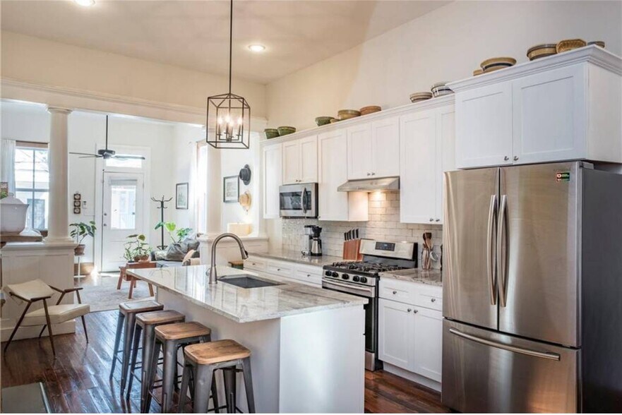 Building Photo - 620 S Lopez St