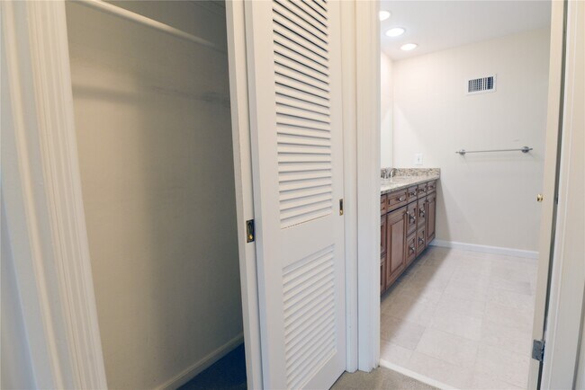 Building Photo - 2235 N Ballas Rd