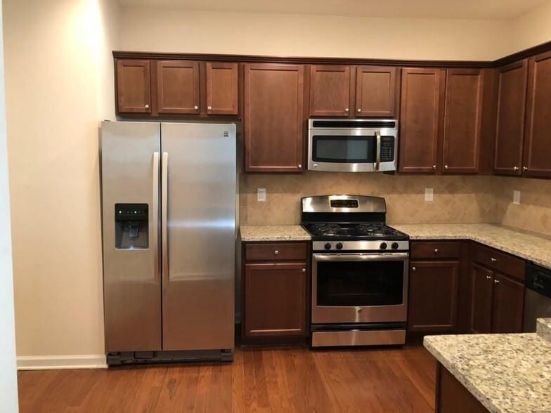 Building Photo - 2100 Greencrest Cir