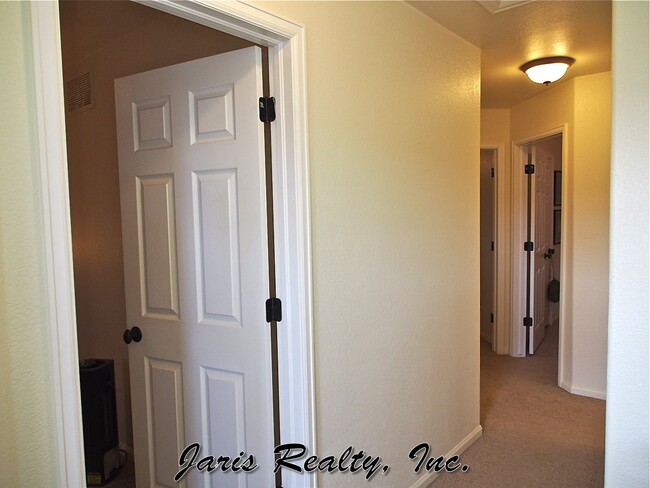Building Photo - Fantastic Latigo Townhome Near Dining, Sho...