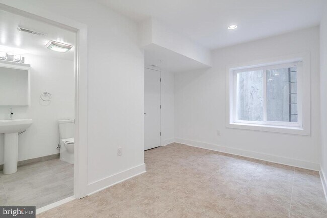 Building Photo - Northern Liberties Townhome with Parking