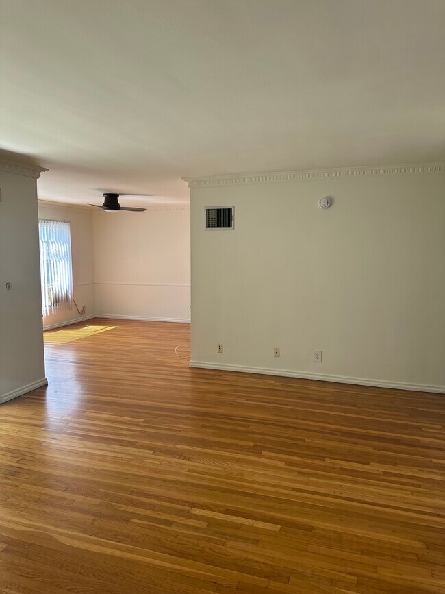 Building Photo - 8218 De Longpre Ave