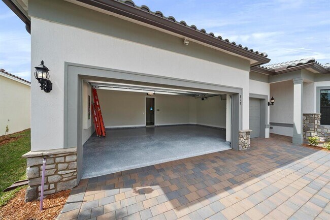 Building Photo - 818 SE Courances Dr