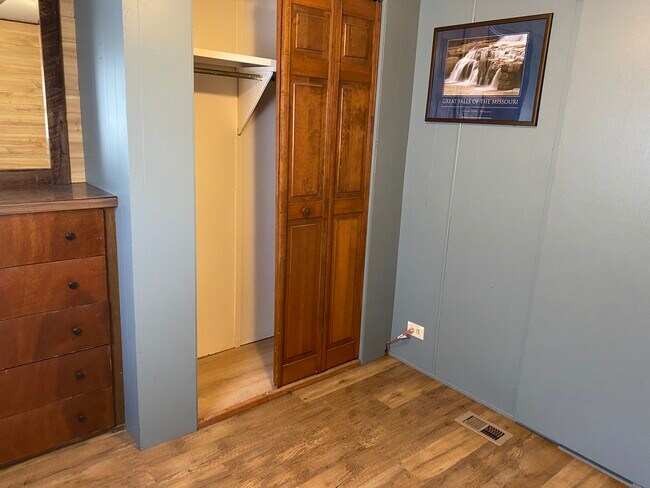 Craft/den - 568 Armington Rd