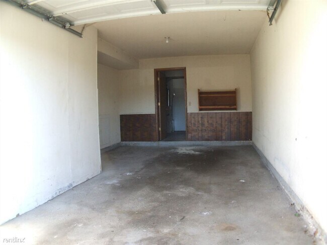 Building Photo - 2 br, 1 bath Duplex - 1985 52nd St SE