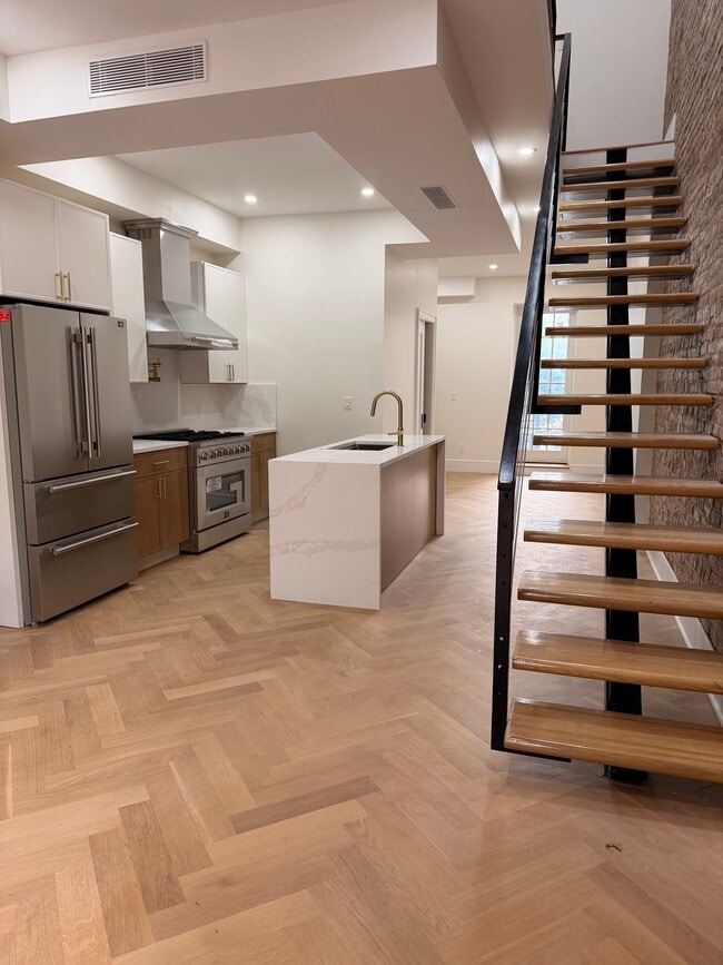 Building Photo - 77A Somers St