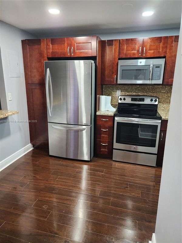 Building Photo - 681 S Hollybrook Dr
