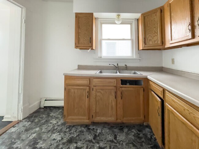 Building Photo - Close to Campus