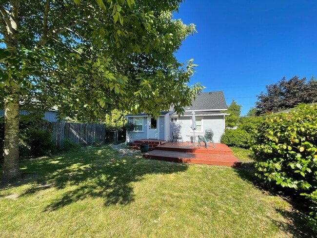 Building Photo - Adorable bungalow with a yard in a fantastic SE location!