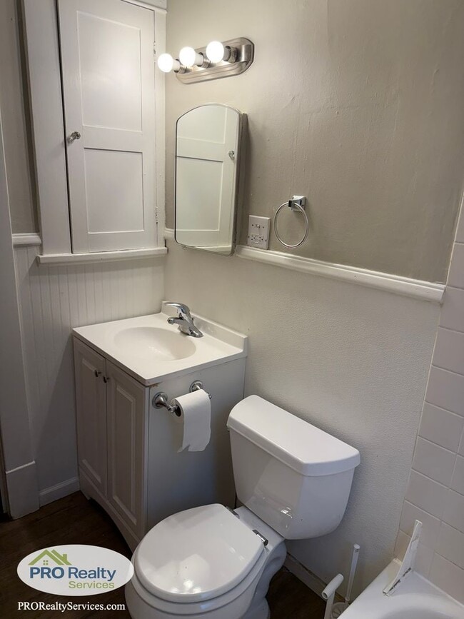 Building Photo - Updated 3 Bedroom House **Free November Re...