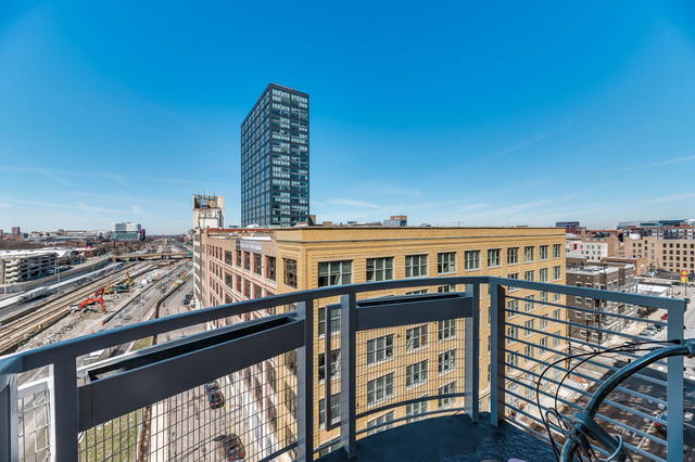 Building Photo - 933 W Van Buren St