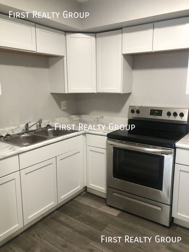 Building Photo - 2 Bedroom, 1 Bath Apartment, Move in Ready...