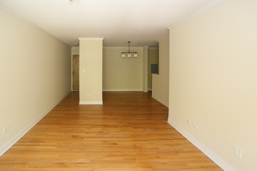 Building Photo - 628 W Wrightwood Ave