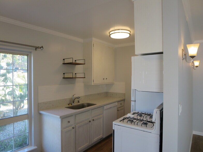 Building Photo - 1357 Edgecliffe Dr