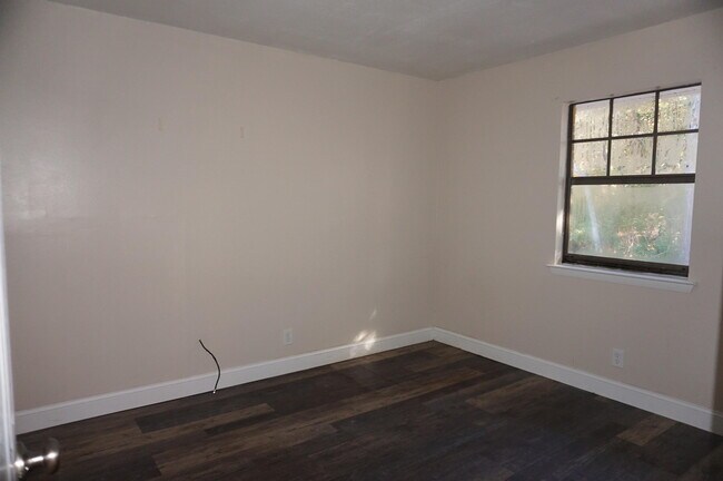 Building Photo - 811 Airport Rd