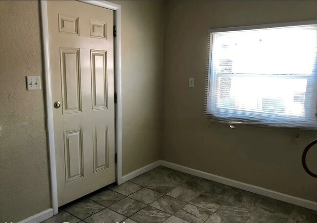 Building Photo - 1411 E Orman Ave