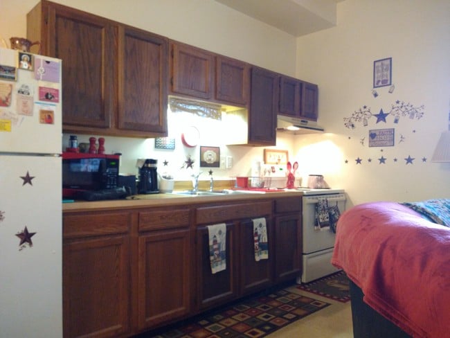 Building Photo - 1557 Main St