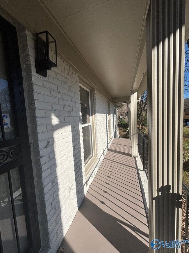 Building Photo - 1305 Hiwan Trail SE