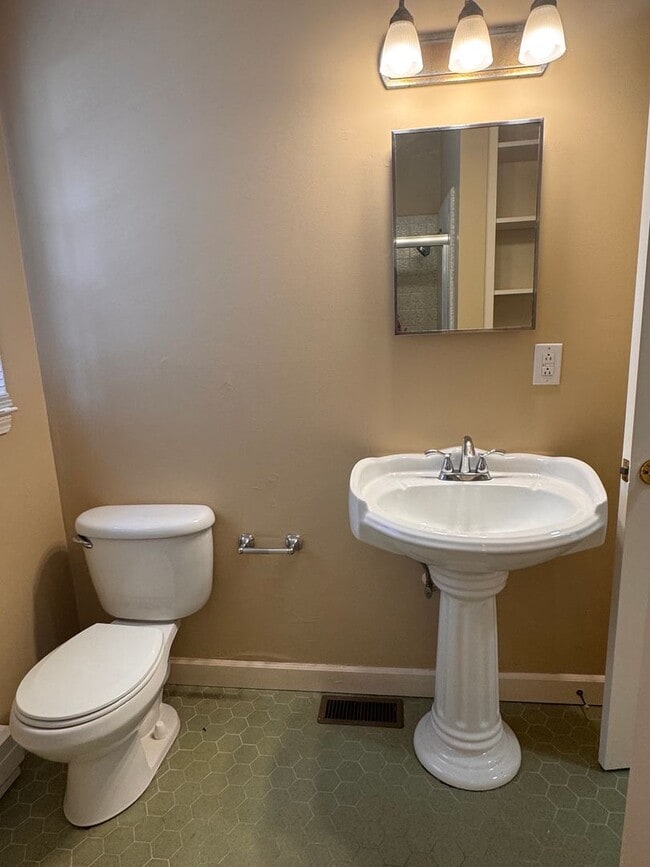 Building Photo - 915 Pine Cir Dr