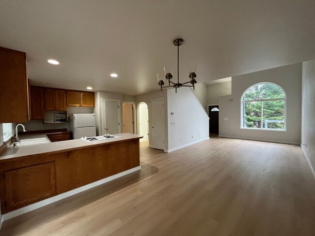 Building Photo - Spacious Four Bedroom Home with Bonus Room - Toledo St