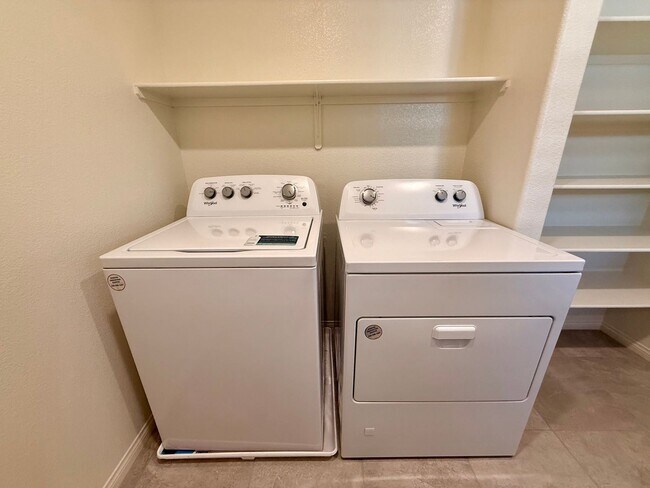 Building Photo - NEVER LIVED IN 4 BED 2.5 BATH 2 CAR GARAGE SINGLE FAMILY HOME FOR RENT!