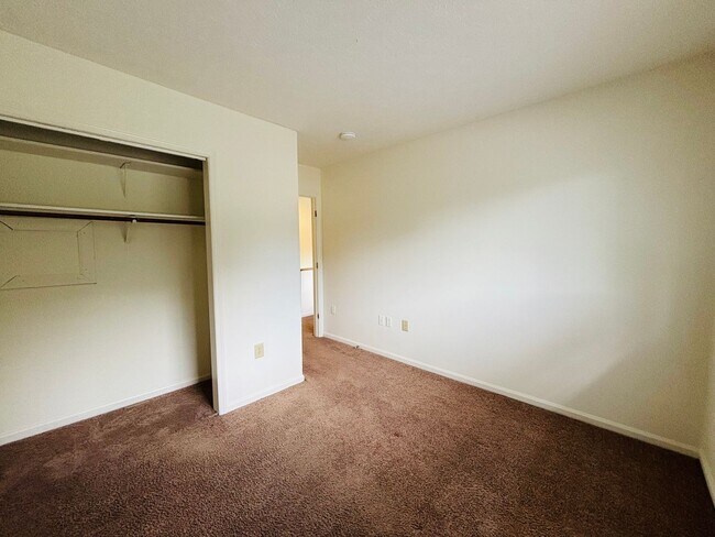 Building Photo - 4 Bedroom 2.5 Bath Townhouse