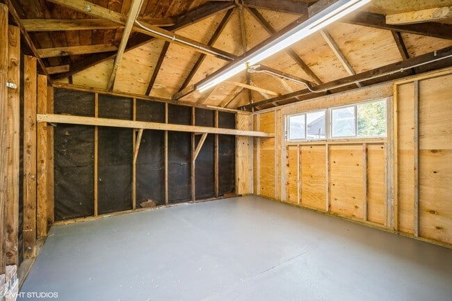 Building Photo - 648 Oakwood Ct