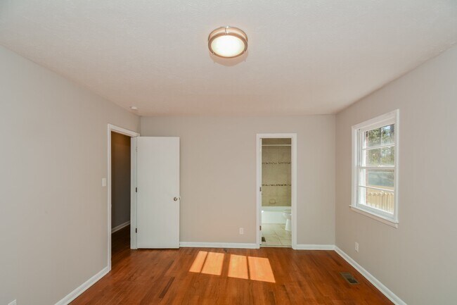 Building Photo - 3237 Barksdale Rd