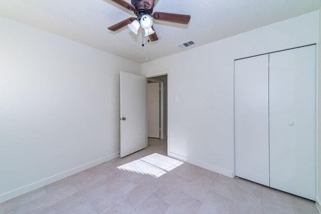 Building Photo - Charming 3-Bedroom