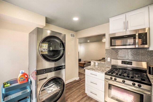 Building Photo - Updated 2 Bed 1 Bath Townhome in Clayton Neighborhood