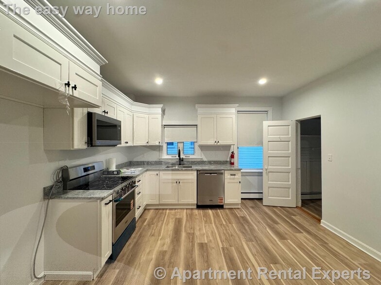 Building Photo - 136 Sharon St