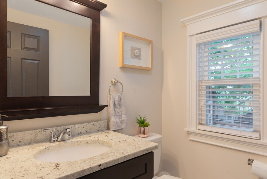 Building Photo - 810 Broadway-SI ID1511377P