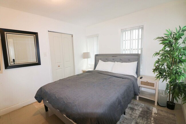 Building Photo - 7727 NW 4th Ct