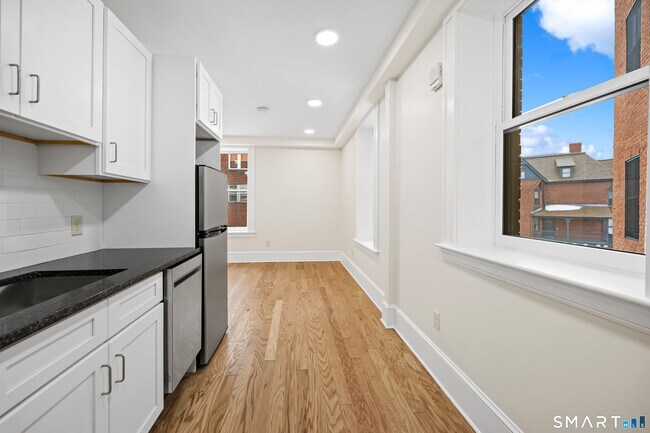 Building Photo - 1355 Main St