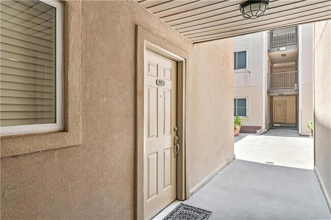 Building Photo - 500 Lake Marina Dr