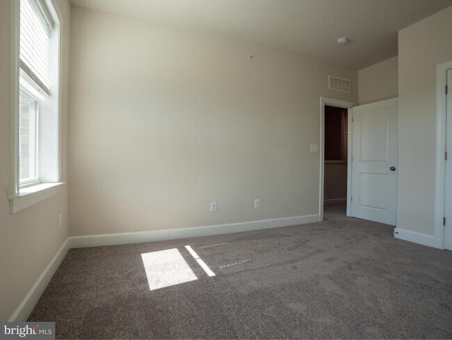 Building Photo - 14965 River Walk Way