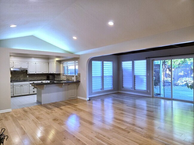 Building Photo - 6390 Bose Ln