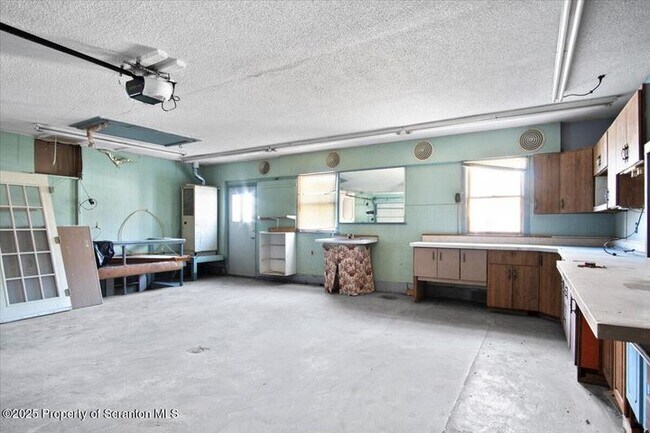 Building Photo - 134 Lampman St