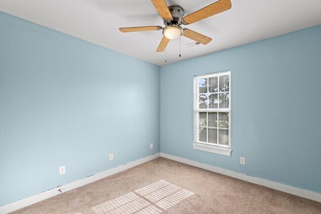 Building Photo - 220 Twin Oaks Dr