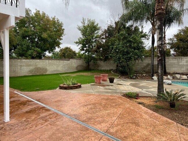 Building Photo - Stunning 4-bedroom, 3 bathroom home located in the westside of Bakersfield this spacious house of...