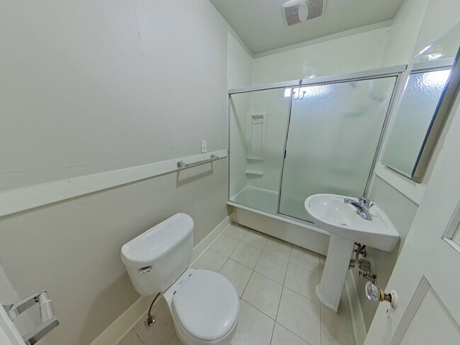 Building Photo - 2217-2219 NW Van Buren Ave